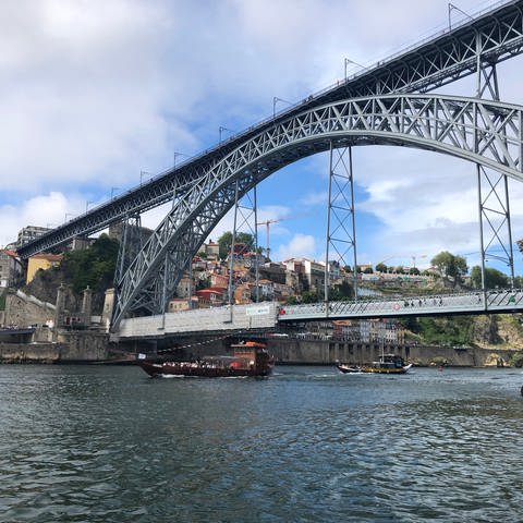 Ponte Dom Luis I. von Vila Nova de Gaia aus – gegenüber der Altstadt von Porto