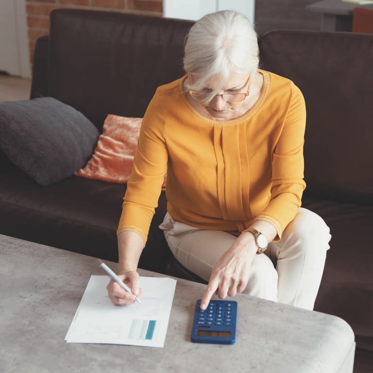 Ältere Frau rechnet nach - Rente und Altersarmut