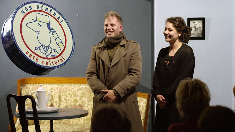 Peter und Danilea Luise Miklusz auf der Bühne in ihrem Kulturcafé