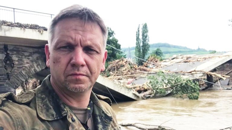 Soldat Sascha Uvira macht Selfie im Einsatz