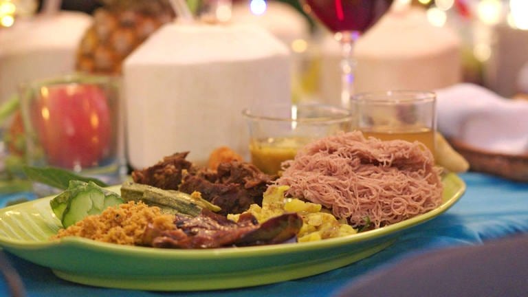 Tamilische gebratene Garnelen mit Nudeln aus rotem Reismehl, dazu Pol-Sambal und Kokosnuss-Chutney