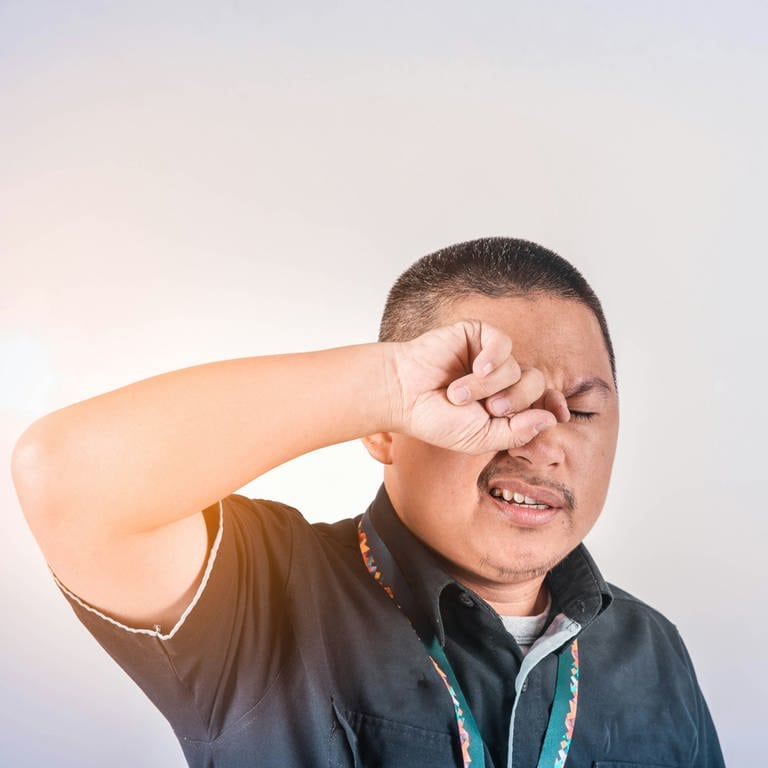 Ein Mann reibt sich am Auge. Bei Durchblutungsstörungen im Auge sind eine schnelle Diagnose und das sofortige Aufsuchen eines Arztes wichtig. Denn die Folgen können gravierend sein - bis zur Erblindung. 