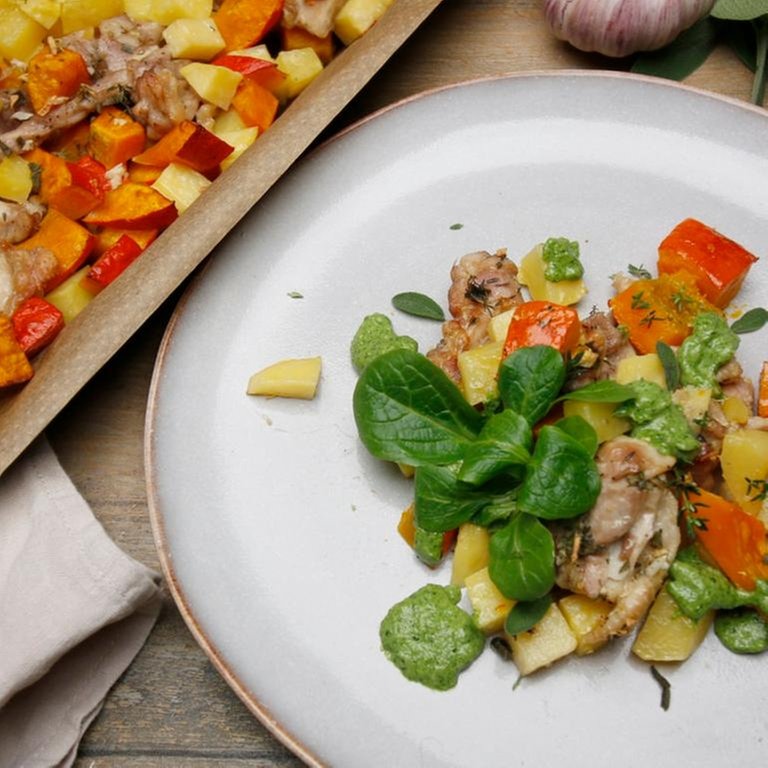 Ofengericht mit Kürbis Kartoffeln Hähnchen und Feldsalat Pesto