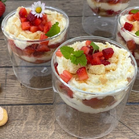Rhabarber-Erdbeer-Dessert im Glas