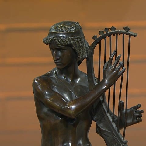 Die Bronzefigur eines Mannes der auf der Hafe spielt (Foto: SWR)
