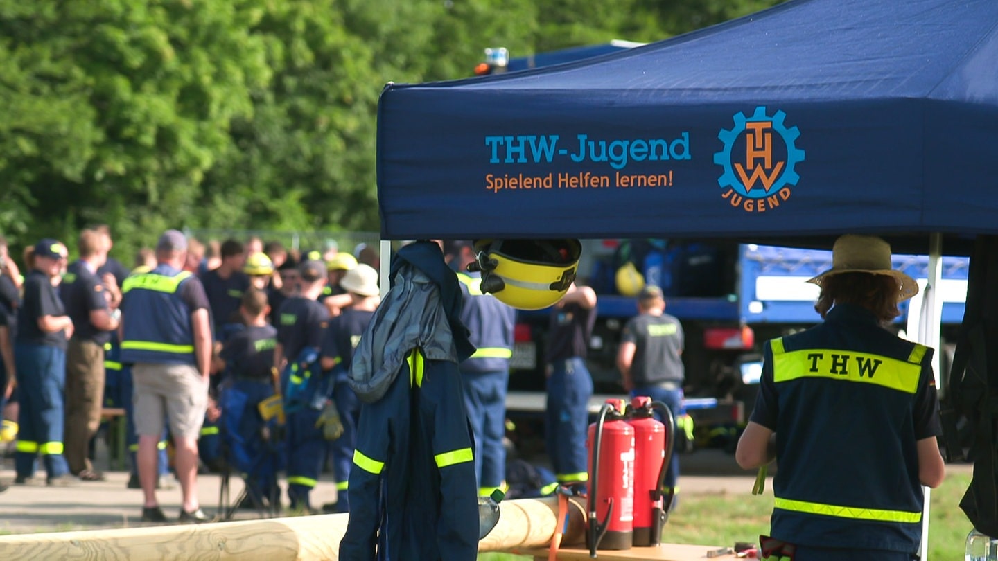 Rund Jugendliche Beim Thw Bundesjugendlager Landesschau