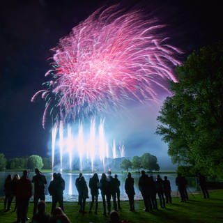 Ein Feuerwerk ist beim Fest "Rhein in Flammen" zu sehen. 