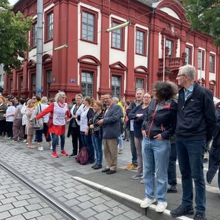 Viele Mannheimerinnen und Mannheimer beteiligen sich an der Mahnwache und der Menschenkette am Marktplatz.
