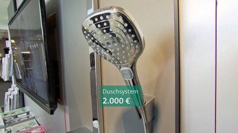 Moderner Duschkopf angeschlossen an ein 2000-Euro-Duschsystem.