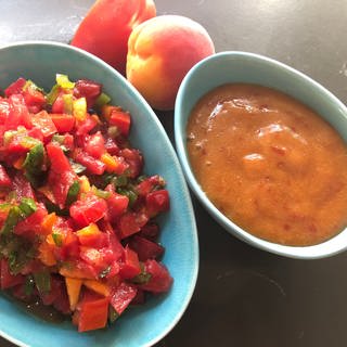 eine Schale mit Aprikosenmarmelade und eine Schale mit Tomaten-Aprikosen-Salsa