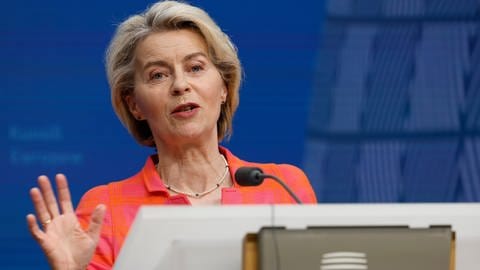 Die Präsidentin der Europäischen Kommission Ursula von der Leyen spricht auf einer Medienkonferenz während eines EU-Gipfels.