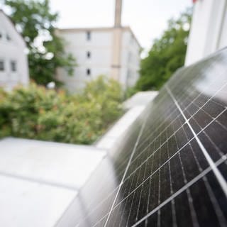 Ein Balkonkraftwerk hängt an einem Balkon. Die Zahl der Solaranlagen für den Balkon ist zuletzt noch einmal stark gestiegen. Der nächste Schub könnte folgen: Die Installation wird jetzt einfacher durch ein neues Gesetz.