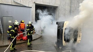 Einsatzkräfte retten einen Menschen