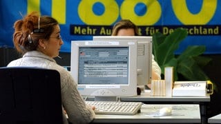 Eine Mitarbeiterin der telegate-Auskunft in Wismar sucht an einem Computer eine Telefonnummer für einen Anrufer heraus ( Archivfoto vom 04.03.2003). Die Telekom stellt ihre Auskunft ein.