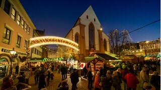 Freiburger Weihnachtsmarkt am Abend