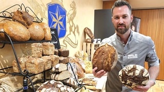 Brotsommelier und Bäckermeister Jörg Schmid mit seinen selbstgebackenen Broten