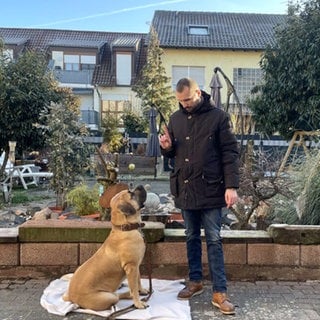 Kunde Nick Wolfgang mit Hund Leo, der Platz macht