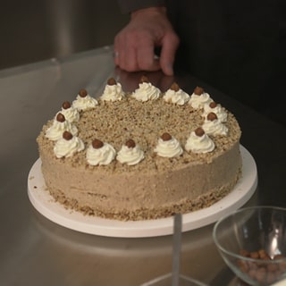 Fertige Nuss-Sahnetorte