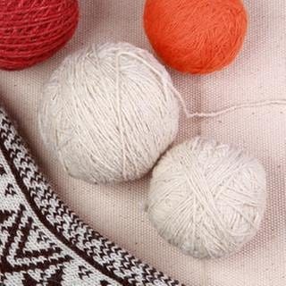 Socke mit verschiedenen Wollknäul