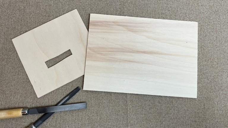 Die Maße der Holzbox auf das Pappelsperrholz übertragen und den neuen Deckel aussägen. Anschließend den Geldschlitz aufzeichnen