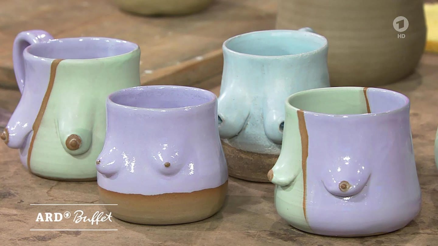 Vier Tassen aus Keramik in Form von Frauenkörpern von Künstlerin Isabelle Bapté