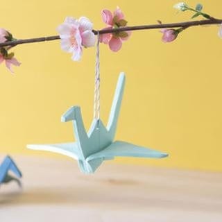 Origami-Kranich aus Modelliermasse