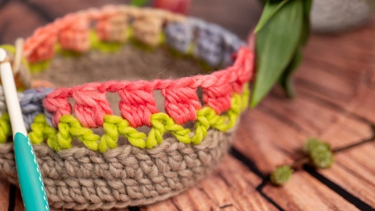 gehäkelter Brotkorb mit Tulpenmuster