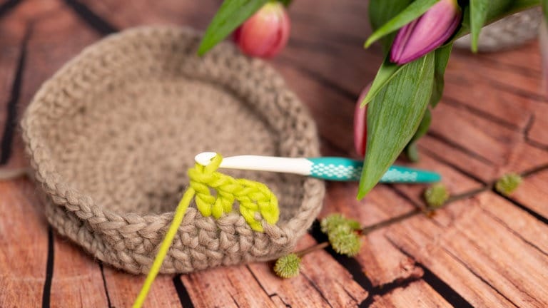 gehäkelter Brotkorb mit Tulpenmuster