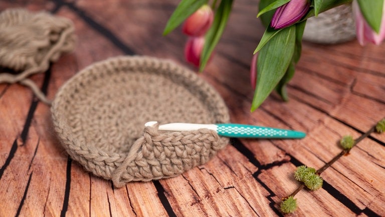 gehäkelter Brotkorb mit Tulpenmuster