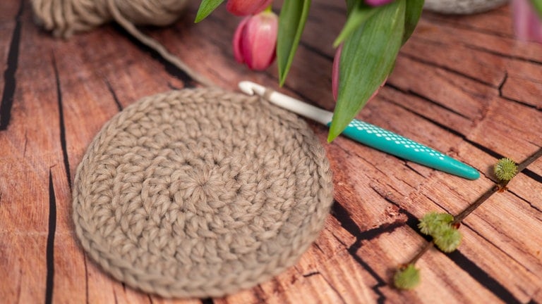 gehäkelter Brotkorb mit Tulpenmuster