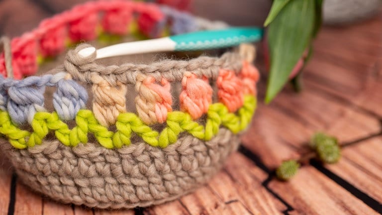 gehäkelter Brotkorb mit Tulpenmuster