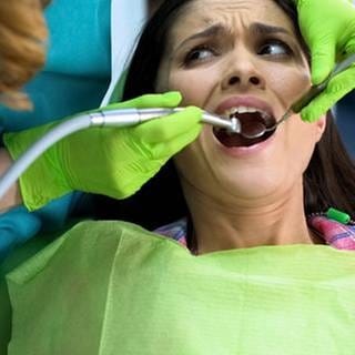 Ängstliche Frau beim Zahnarzt