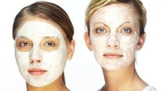Junge Frauen mit Gesichtsmasken