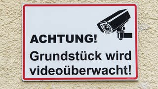 Schild: Achtung! Grundstück wird videoüberwacht