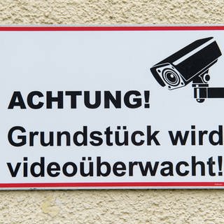 Schild: Achtung! Grundstück wird videoüberwacht