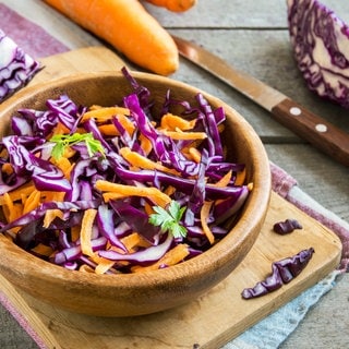 Salat aus Rotkohl und Möhren