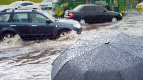 Regen und Autos im Hochwasser