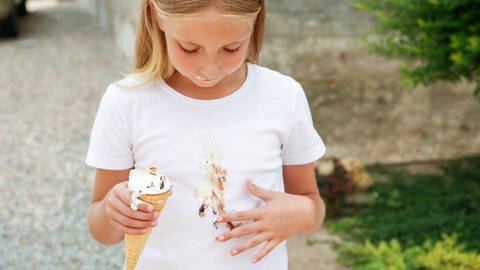 Mädchen isst Eis
