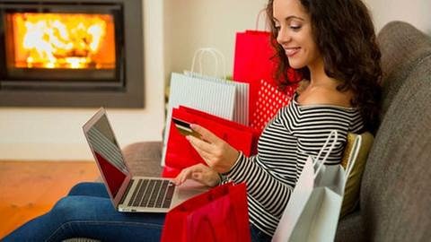 Frau mit Kreditkarte, Einkaufen und Laptop