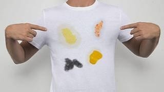 T-Shirt mit verschiedenen Grillflecken: Currysauce, Marinade, Fettfleck und Rußfleck
