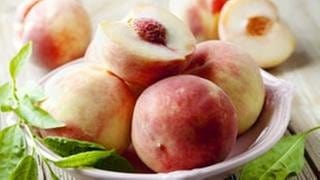 Pfirsiche in einer Schale