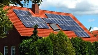 Solaranlagen auf dem Dach eines Hauses.