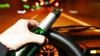 Autofahrer mit Bierflasche am fahren