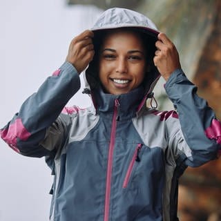 Frau mit Outdoor-Jacke im Regen