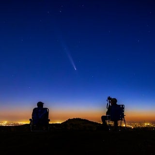 Zwei Fotografen beobachten Komet C2023 A3 (Tsuchinshan-ATLAS)