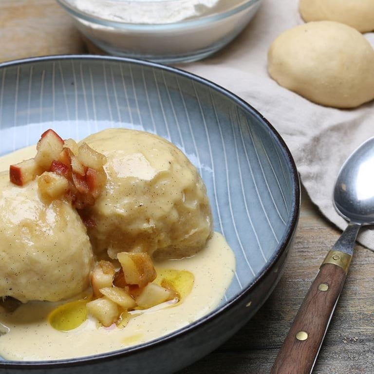 Dampfnudeln mit Vanillesauce und geschmorten Äpfeln - Rezepte - ARD ...