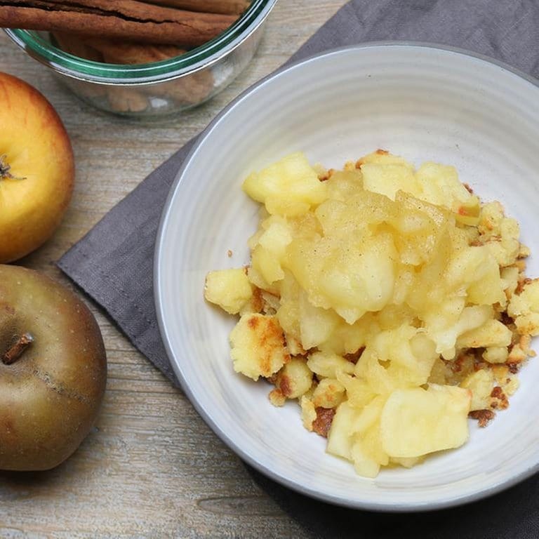 Rezept: Vorarlberger Riebel mit Apfelmus - Rezepte - ARD-Buffet - TV