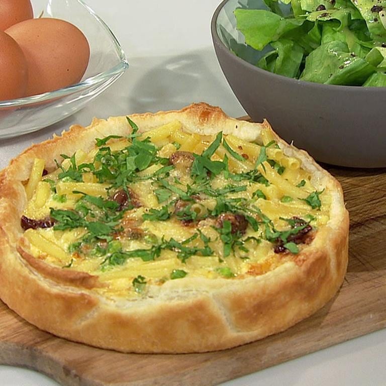 Rezept: Makkaroni-Quiche Mit Endiviensalat - Rezepte - ARD-Buffet - TV