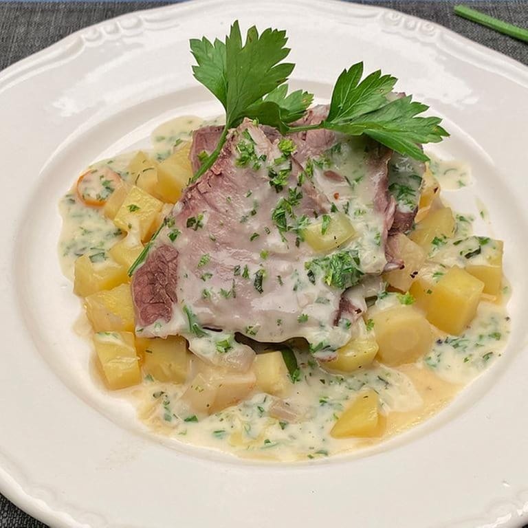 Tafelspitz mit Kräutersauce und Bouillonkartoffeln - Rezepte - ARD ...