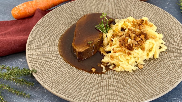 Sauerbraten italienische Art mit Parmesan-Spätzle - Rezepte - ARD ...